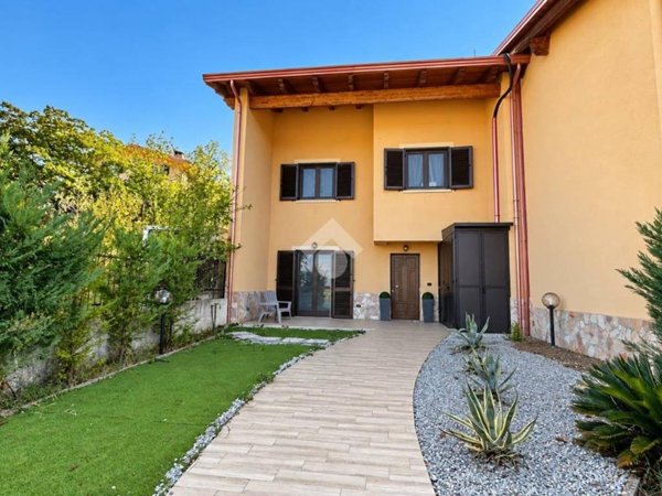 casa indipendente in vendita a Mendicino in zona Tivolille