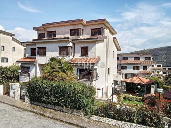 casa indipendente in vendita a Mendicino in zona Tivolille