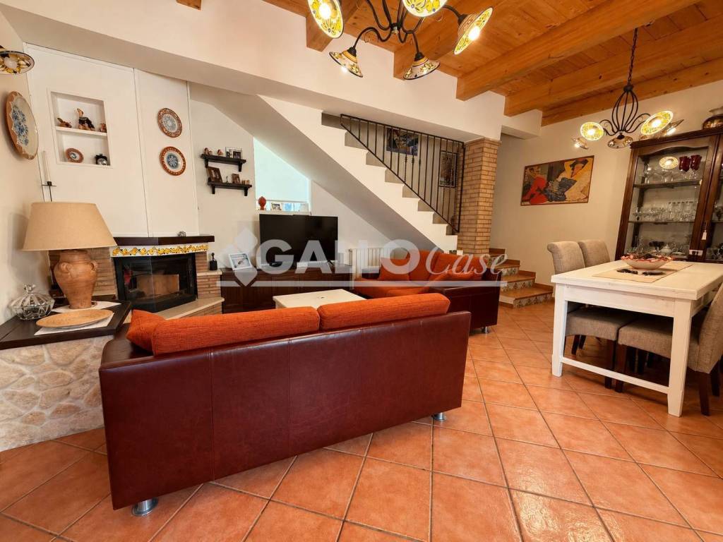 casa indipendente in vendita a Mendicino in zona Santa Maria