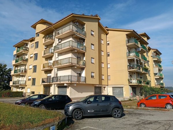 ufficio in vendita a Montalto Uffugo in zona Settimo