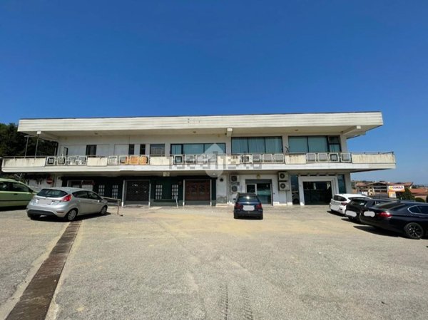 locale commerciale in vendita a Montalto Uffugo