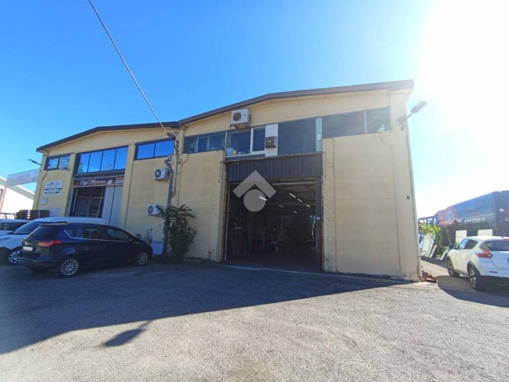 locale commerciale in vendita a Montalto Uffugo