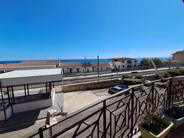 appartamento in vendita a Montegiordano in zona Montegiordano Marina