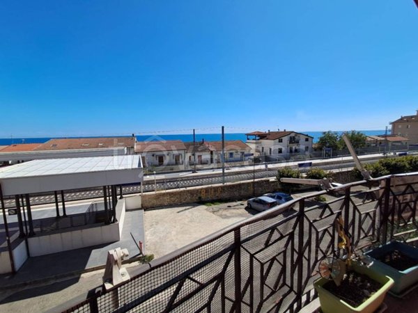 appartamento in vendita a Montegiordano in zona Montegiordano Marina