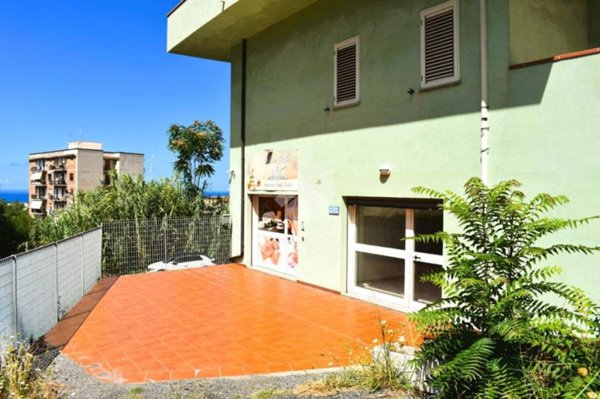 locale di sgombero in vendita a Paola