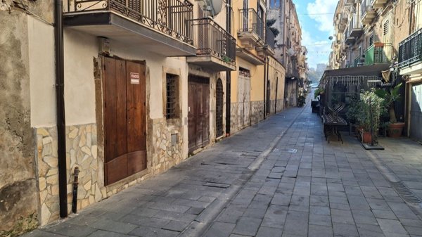 locale di sgombero in vendita a Paola