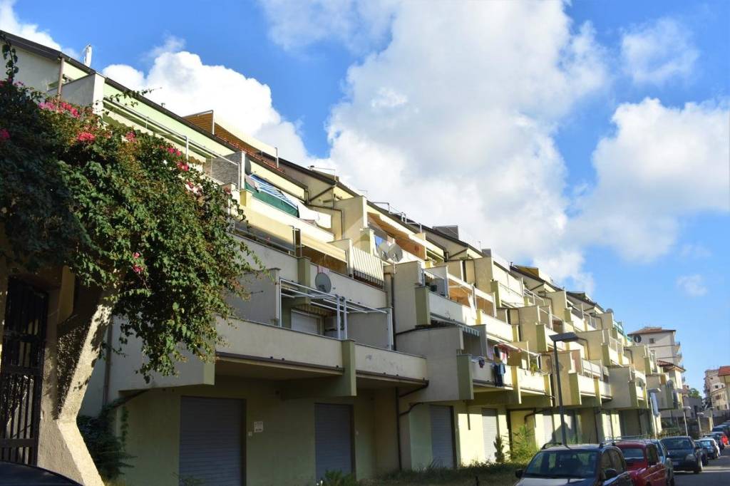 locale di sgombero in vendita a Paola