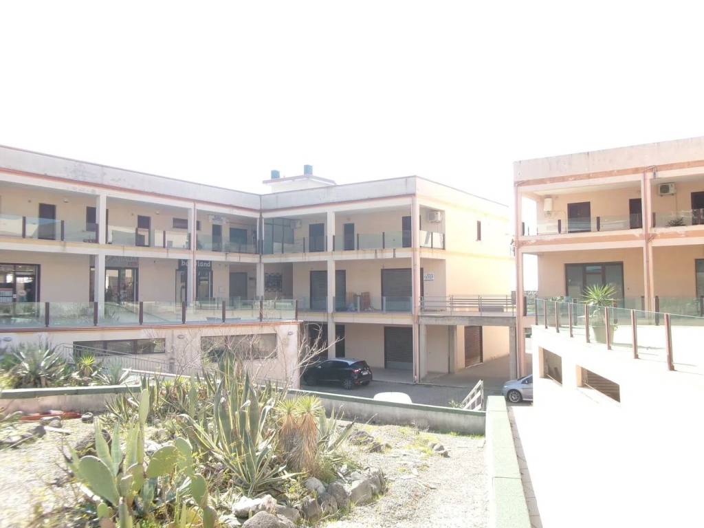 negozio in vendita a Paola