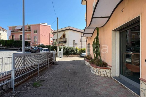 negozio in vendita a Paola