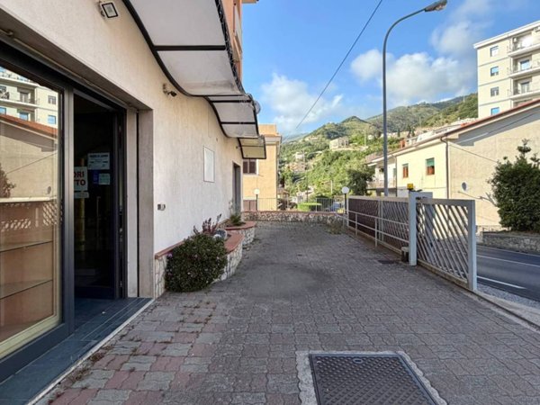 negozio in vendita a Paola