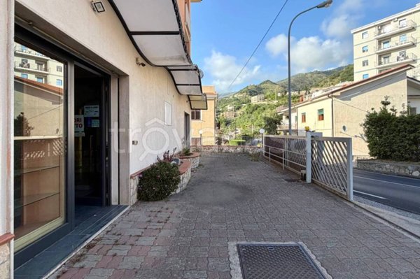 negozio in vendita a Paola