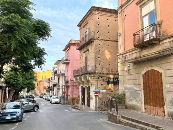 negozio in vendita a Paola