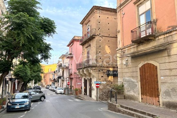 negozio in vendita a Paola