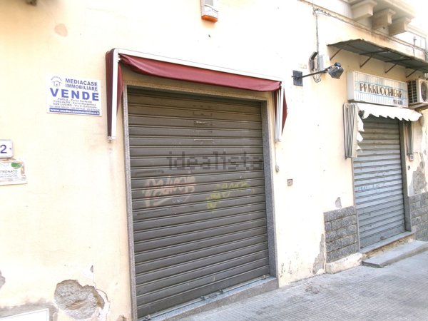 locale di sgombero in vendita a Paola