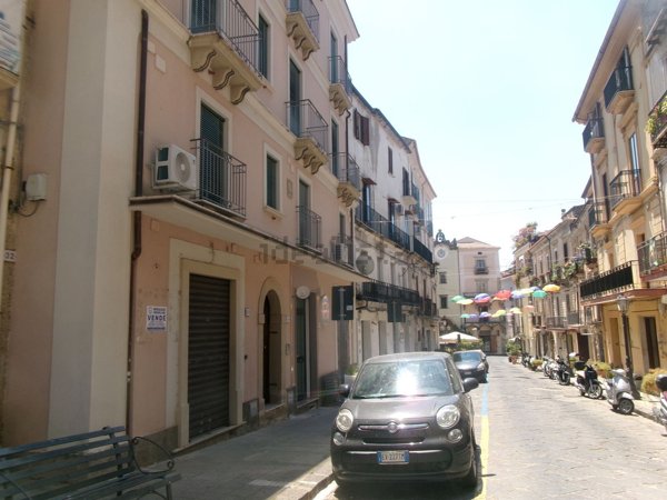 locale di sgombero in vendita a Paola