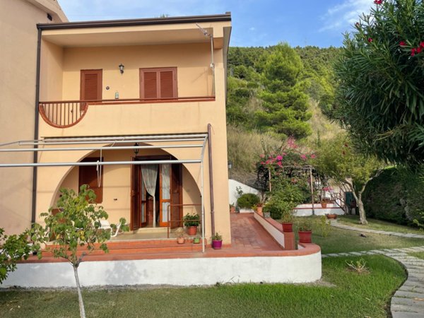 casa indipendente in vendita a Praia a Mare in zona Foresta