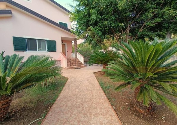 casa indipendente in vendita a Praia a Mare in zona Viscigliosa