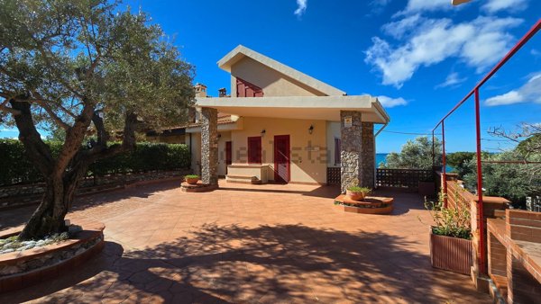 casa indipendente in vendita a Praia a Mare in zona Fortino