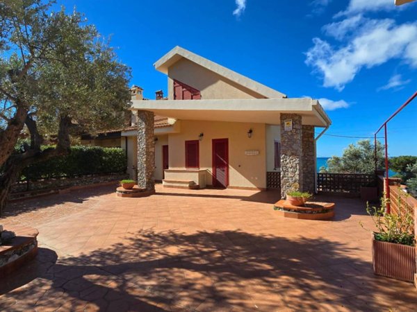 casa indipendente in vendita a Praia a Mare in zona Fortino