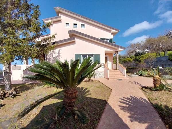 casa indipendente in vendita a Praia a Mare in zona Viscigliosa