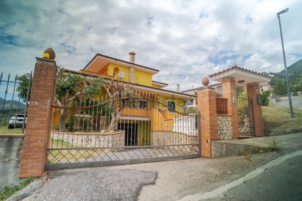 casa indipendente in vendita a Praia a Mare