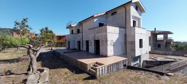 casa indipendente in vendita a Praia a Mare in zona Foresta