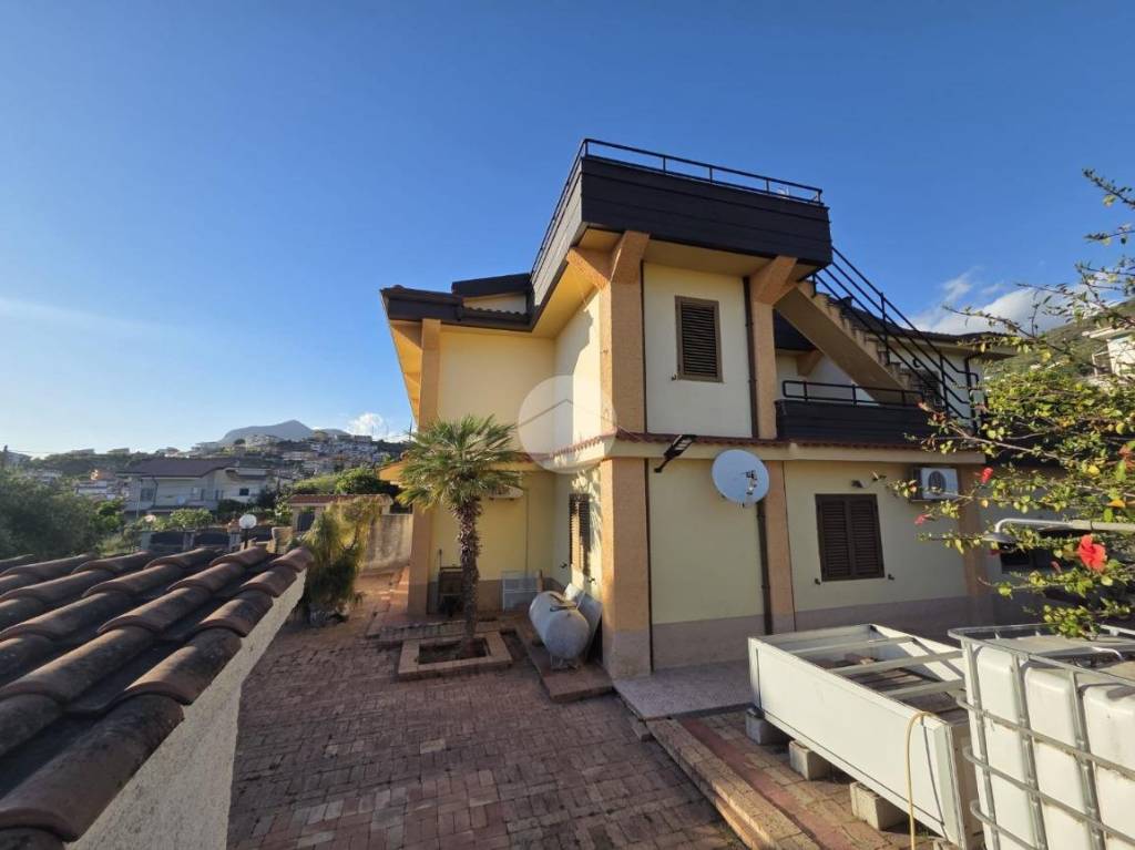 casa indipendente in vendita a Praia a Mare in zona Laccata