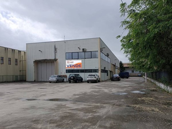 locale commerciale in vendita a Rende in zona Quattromiglia