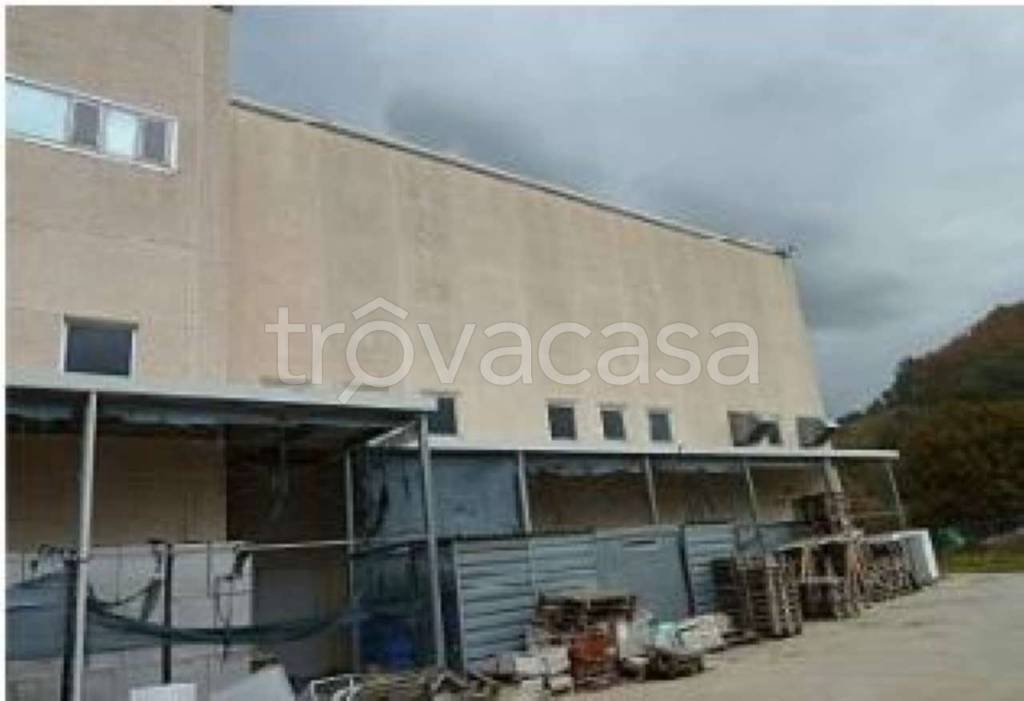 locale commerciale in vendita a Rende