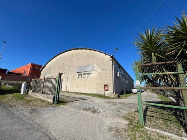 locale commerciale in vendita a Rende in zona Quattromiglia