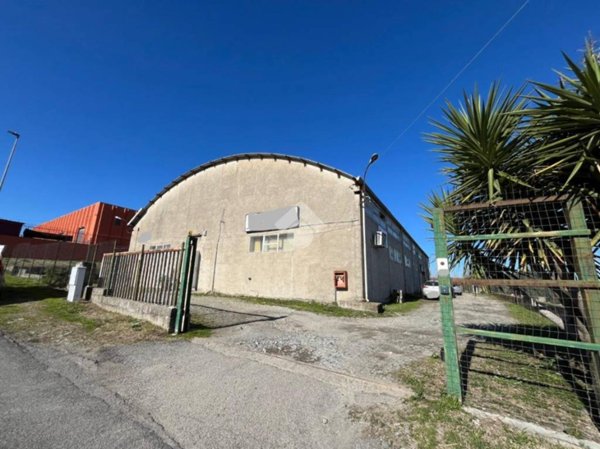 locale commerciale in vendita a Rende in zona Quattromiglia