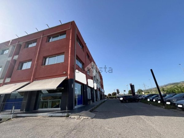 locale commerciale in vendita a Rende