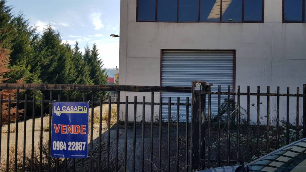locale commerciale in vendita a Rende