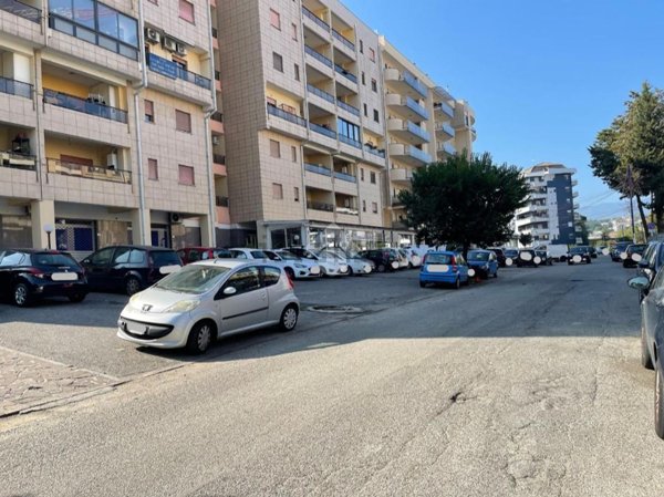 locale commerciale in vendita a Rende