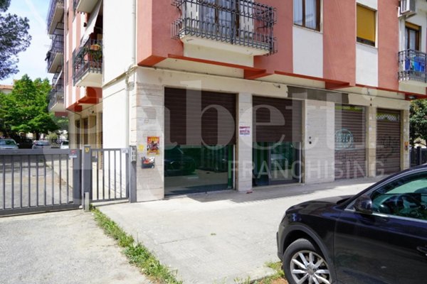 negozio in vendita a Rende in zona Quattromiglia