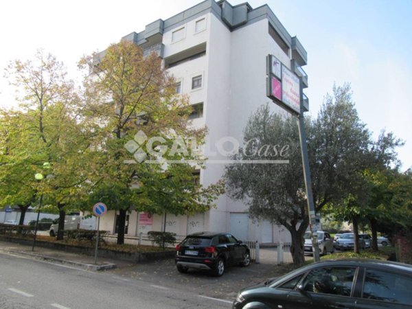locale commerciale in vendita a Rende