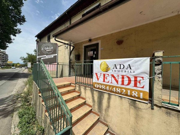 negozio in vendita a Rende in zona Quattromiglia