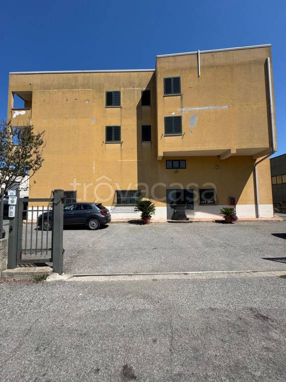 locale commerciale in vendita a Rende