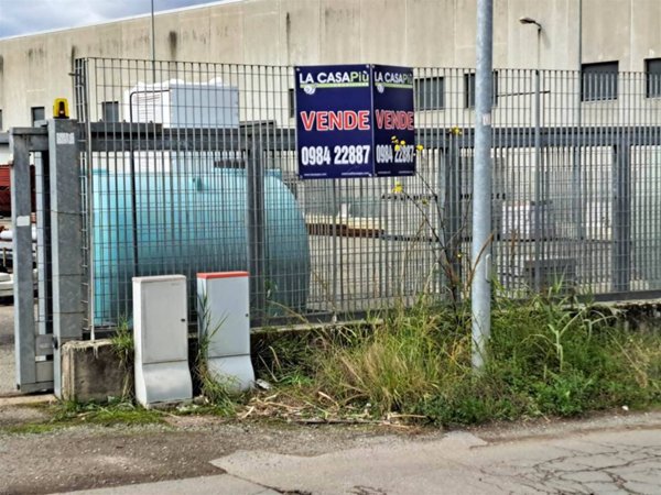 capannone in vendita a Rende in zona Quattromiglia