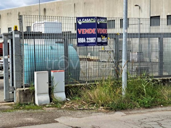 capannone in vendita a Rende in zona Quattromiglia