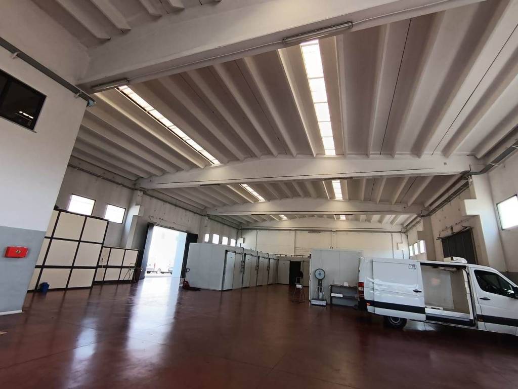 locale commerciale in vendita a Rende in zona Quattromiglia