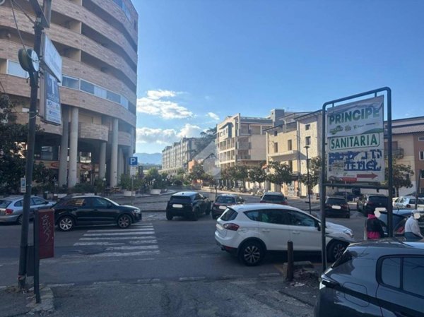 negozio in vendita a Rende in zona Quattromiglia
