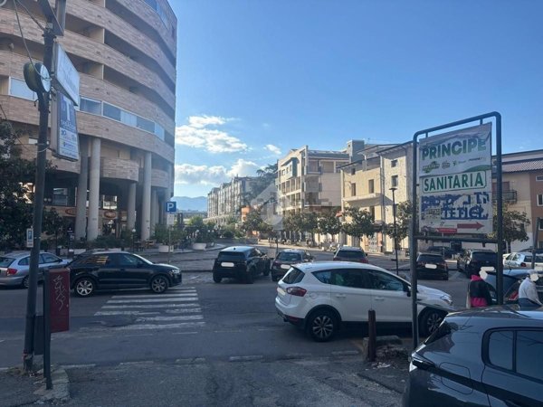 locale commerciale in vendita a Rende in zona Quattromiglia