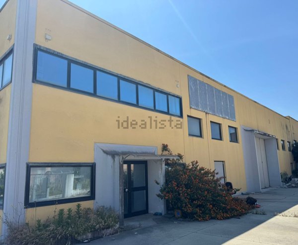 ufficio in vendita a Rende in zona Quattromiglia