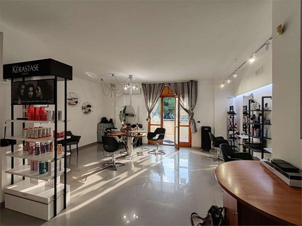 negozio in vendita a Rende in zona Quattromiglia