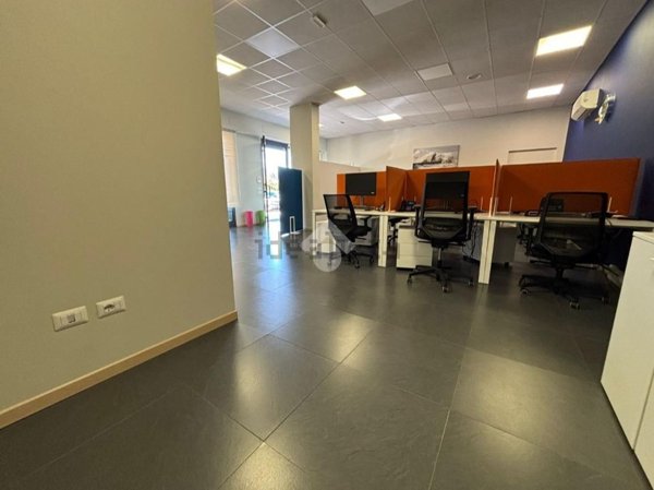 locale commerciale in vendita a Rende in zona Quattromiglia