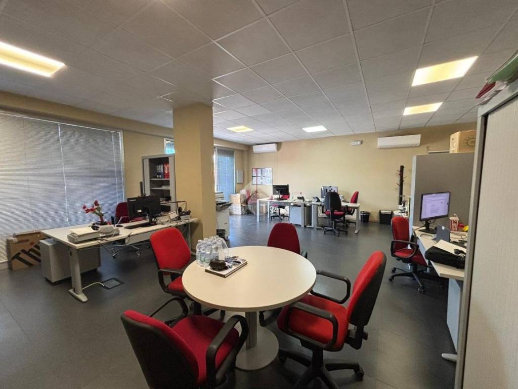 negozio in vendita a Rende in zona Quattromiglia