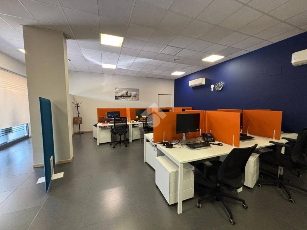 negozio in vendita a Rende in zona Quattromiglia