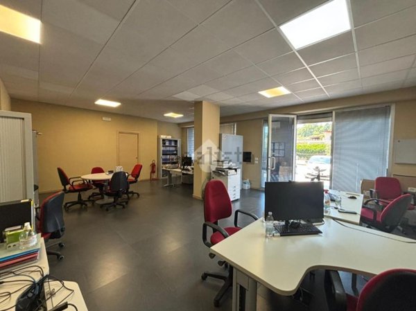 locale commerciale in vendita a Rende in zona Quattromiglia