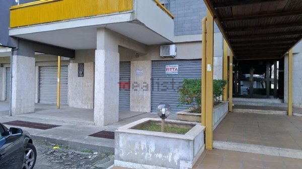 locale commerciale in vendita a Rende in zona Roges